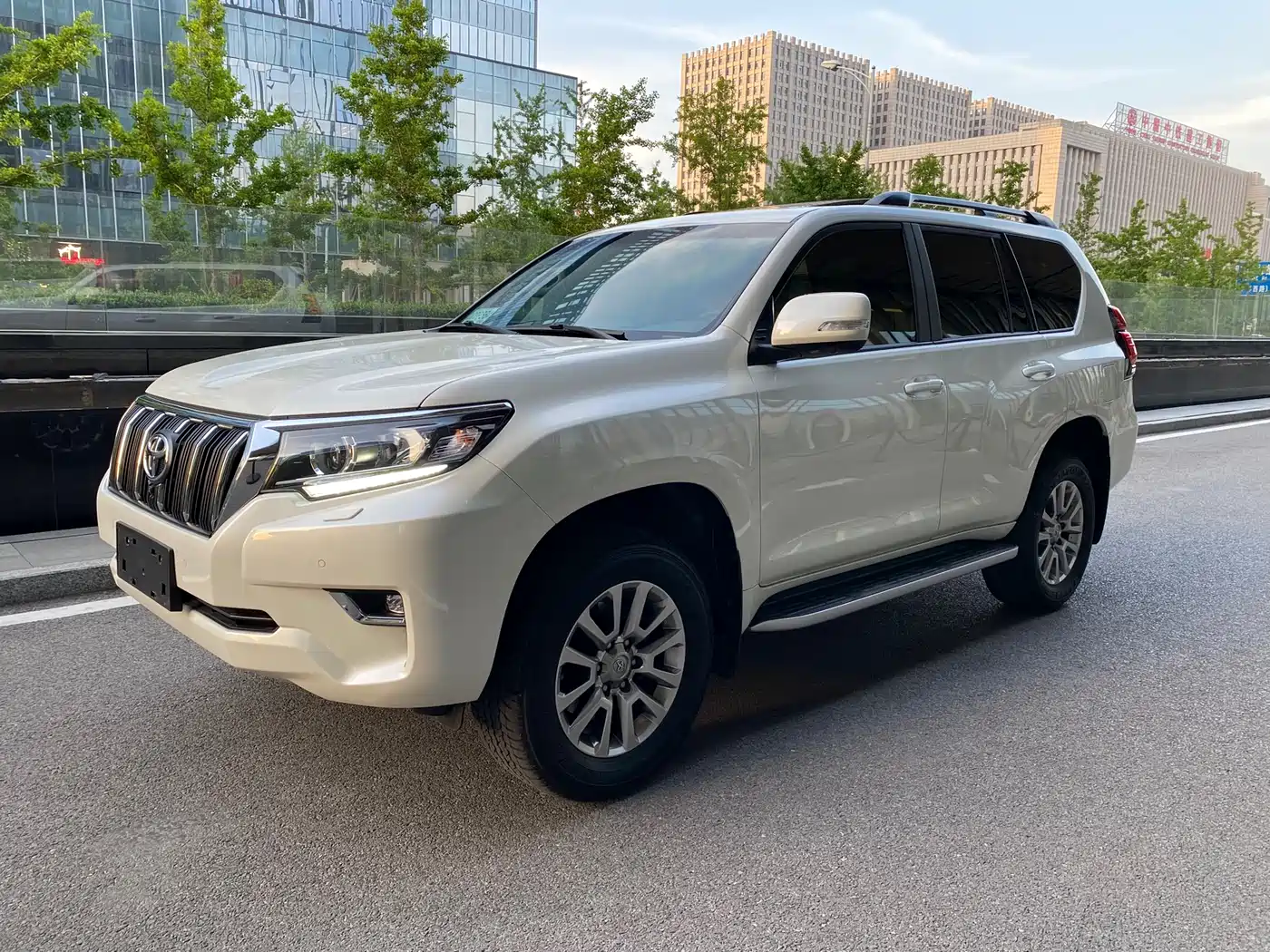 Toyota Prado 2018 3.5L Automatic TX-L NAVI Rear-mounted Spare Tire