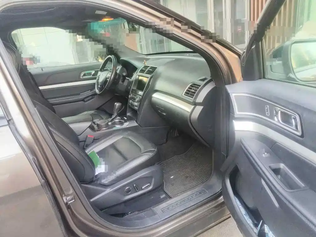 Photo 10 - Ford Explorer (Import)