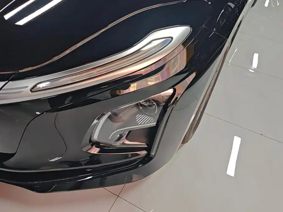 Hongqi E-QM5 2026 2025 Model 500km Travel Edition