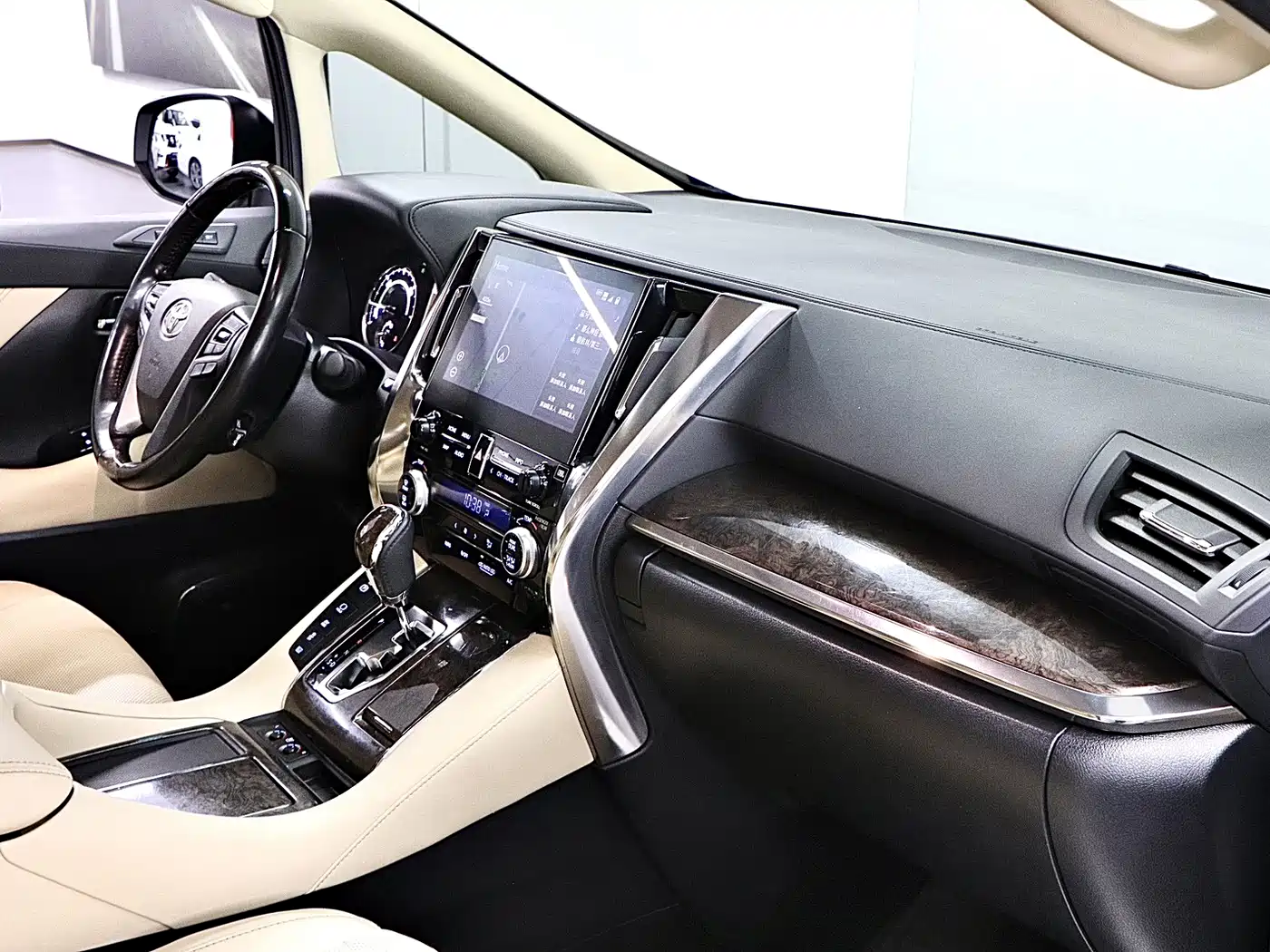 Toyota Alphard 2021 Hybrid 2.5L Premium фото 15