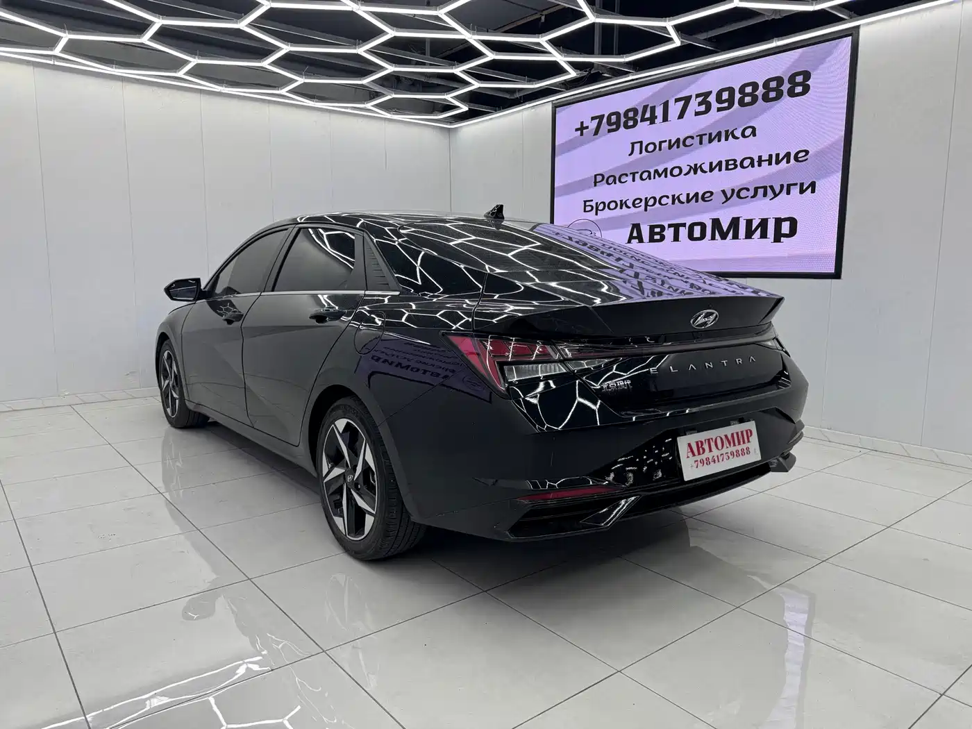 Hyundai Elantra 2021 1.5L CVT LUX Premium Edition фото 8