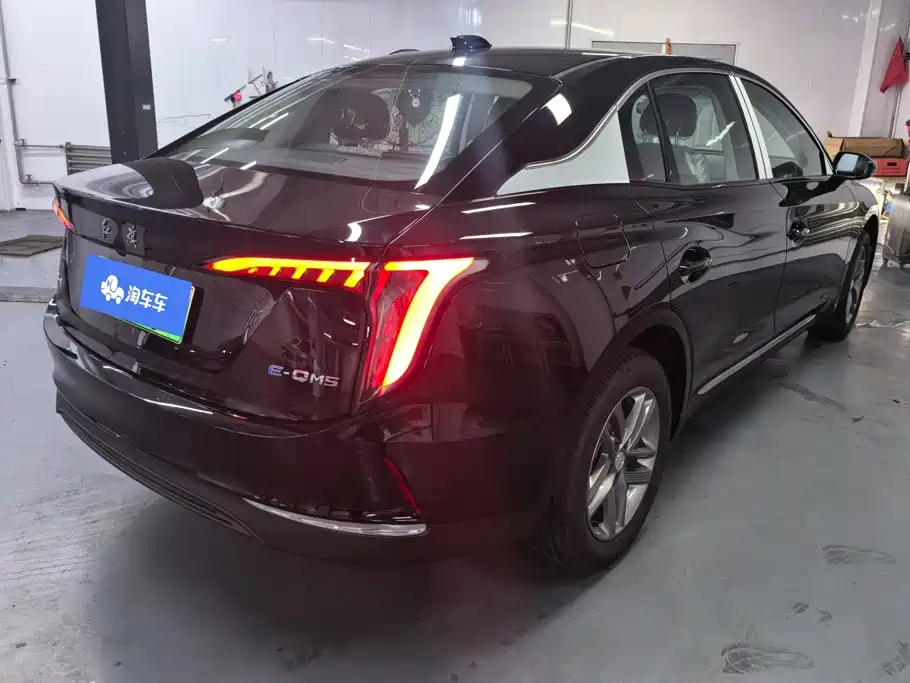 Hongqi E-QM5 2026 2025 Model 500km Travel Edition