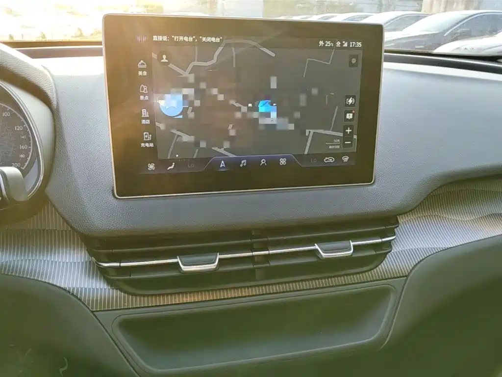 Hongqi E-QM5 2022 431km Charging Enjoyment Edition фото 13