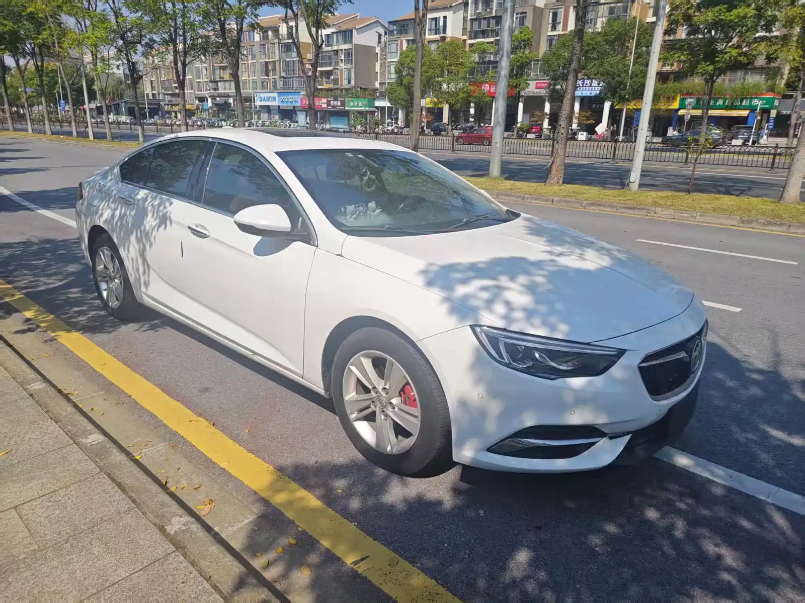 Photo 3 - Buick Regal
