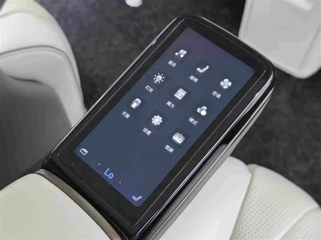Denza D9 2023 2022 DM-i 970 AWD Flagship