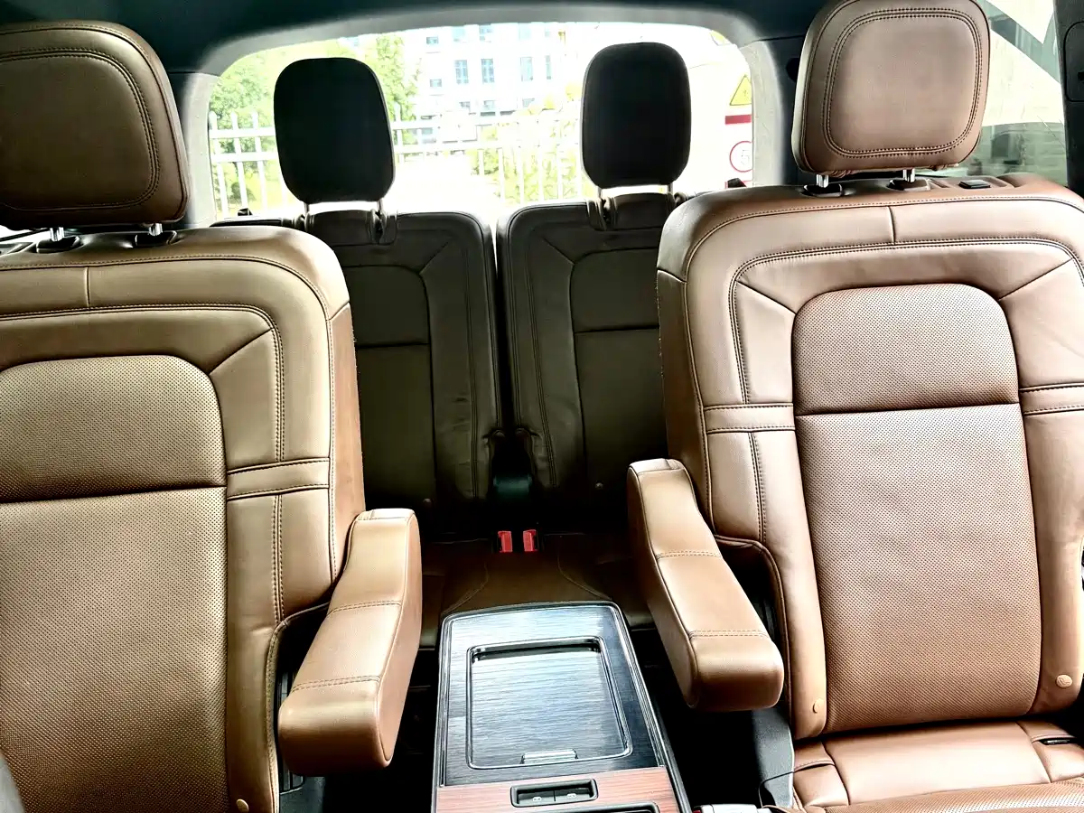 Photo 27 - Lincoln Aviator