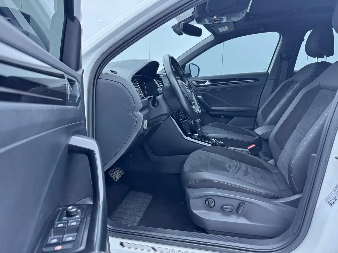 VOLKSWAGEN T-ROC EXPLORING SONGS