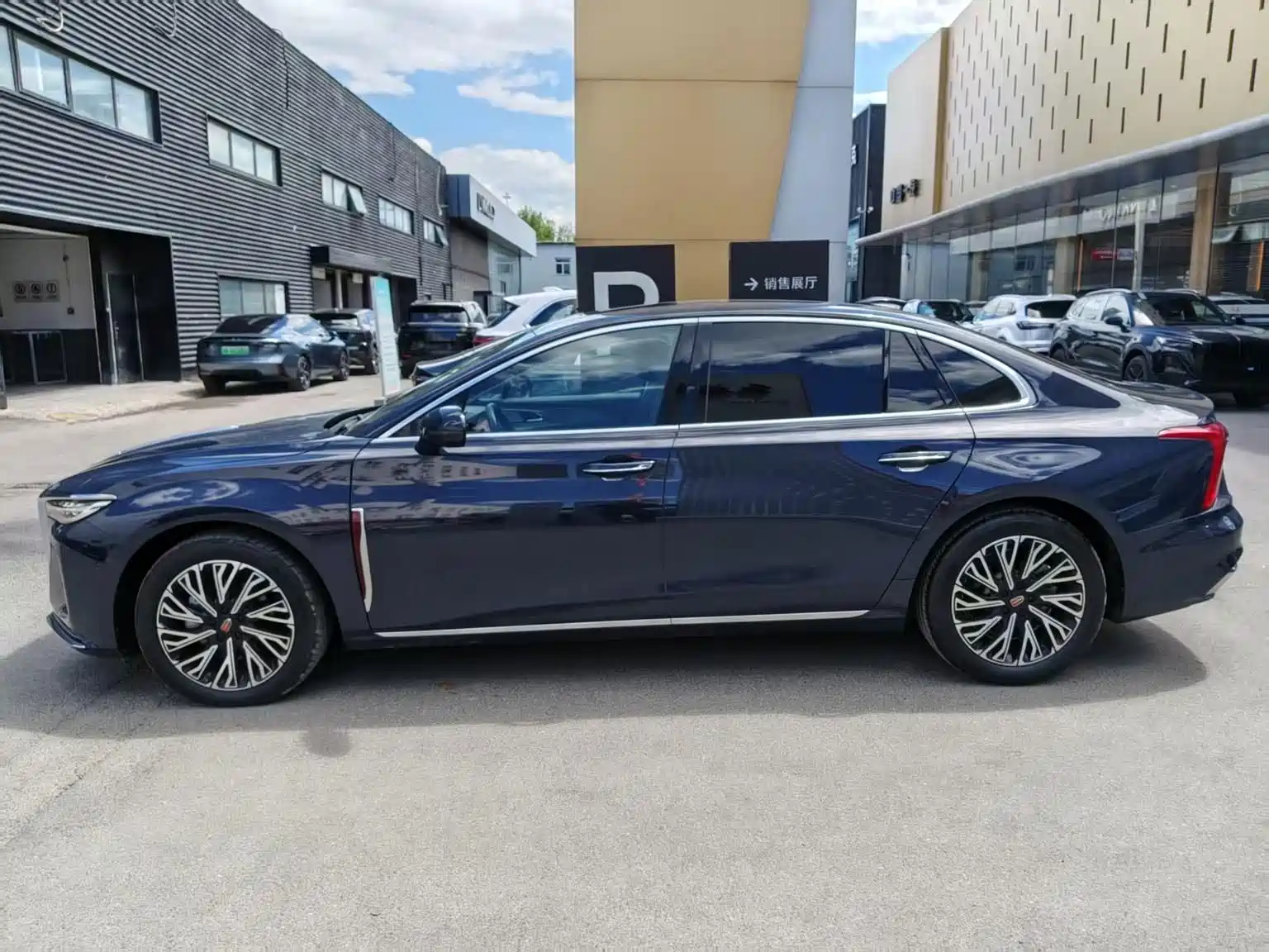 Фото 8 - Hongqi H5