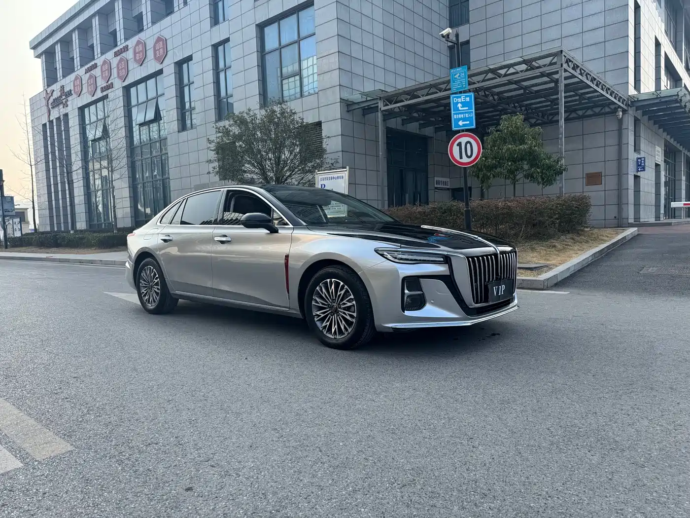 Hongqi H5 2025 1.5T DCT Flag Rhythm 500,000 Units Memorial Edition фото 4