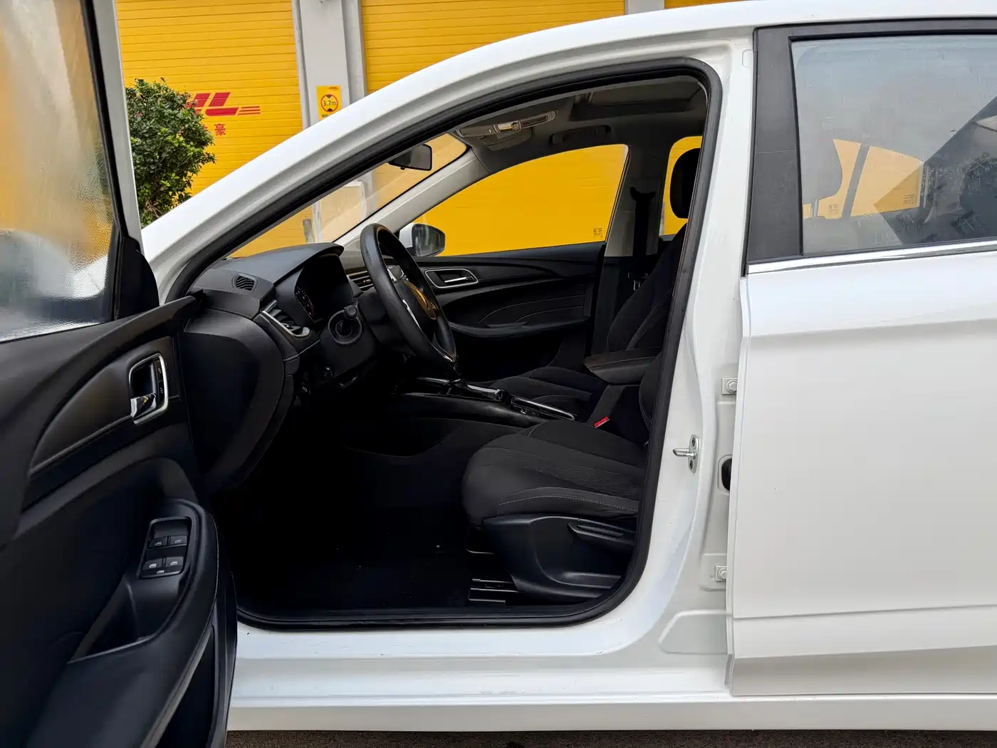 Roewe i5 2020 1.5L Automatic 4G Connected Premium Edition фото 6