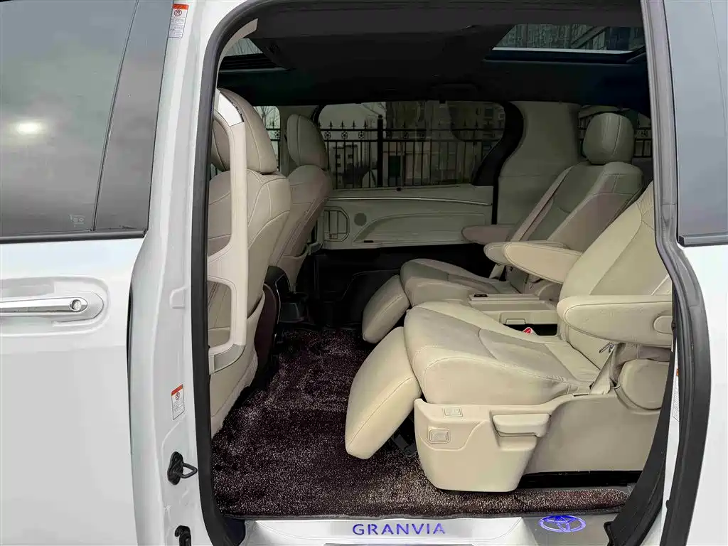 Toyota Granvia 2023 2.5L Hybrid Prestige PLUS Edition фото 8