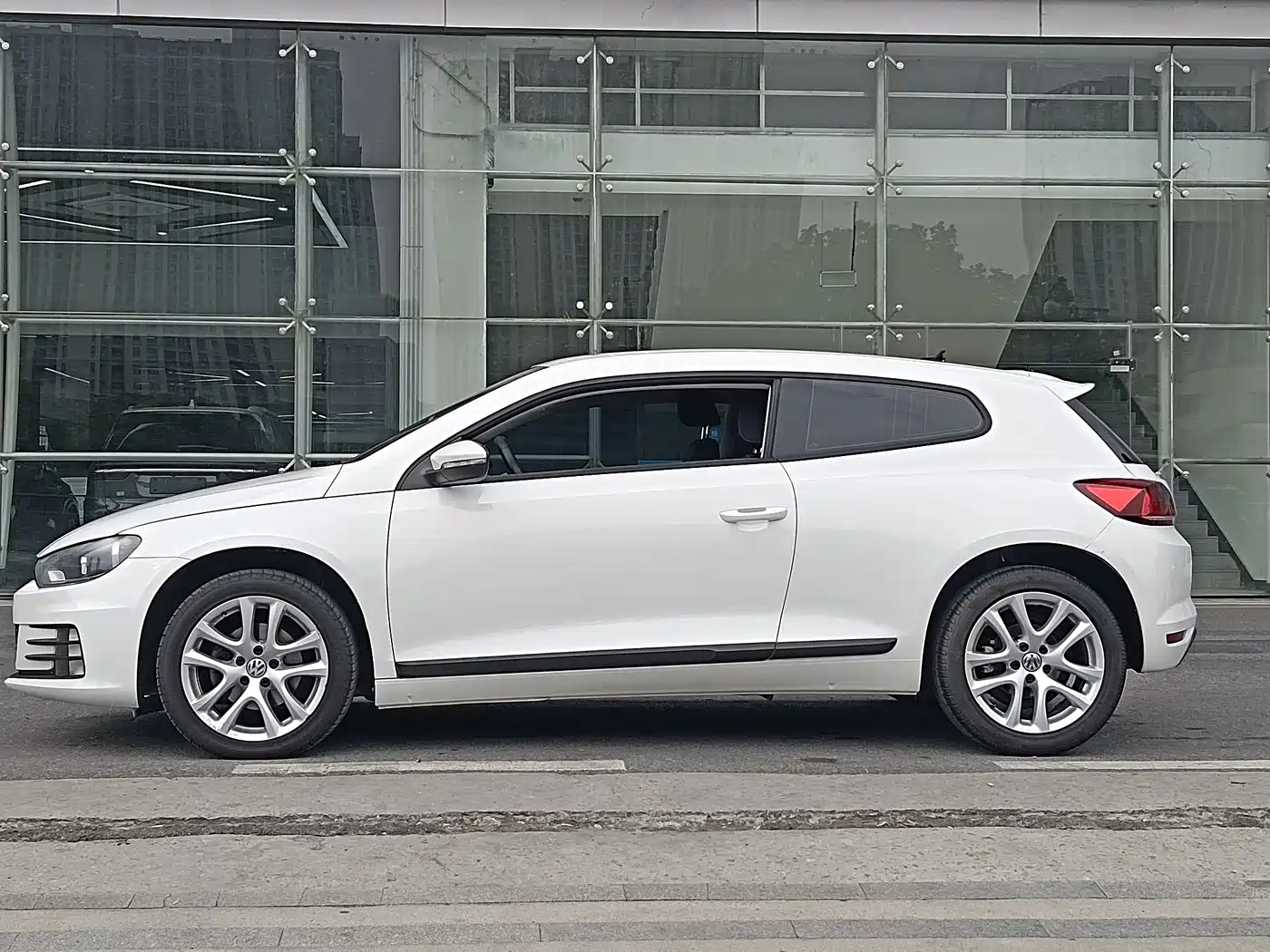 Volkswagen Scirocco 2015 1.4TSI Trend Edition фото 5
