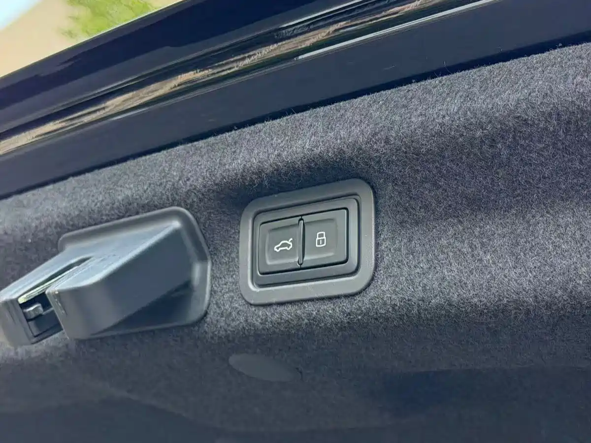 Фото 9 - Audi A7L