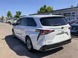 Photo 4 - Toyota Sienna