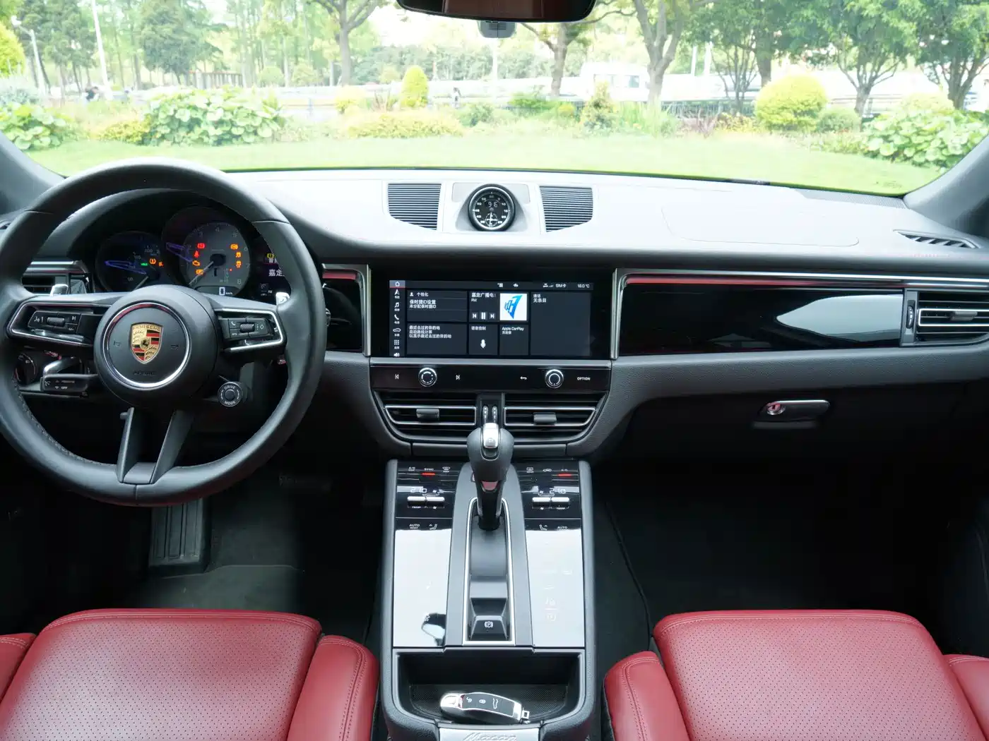 PORSCHE MACAN