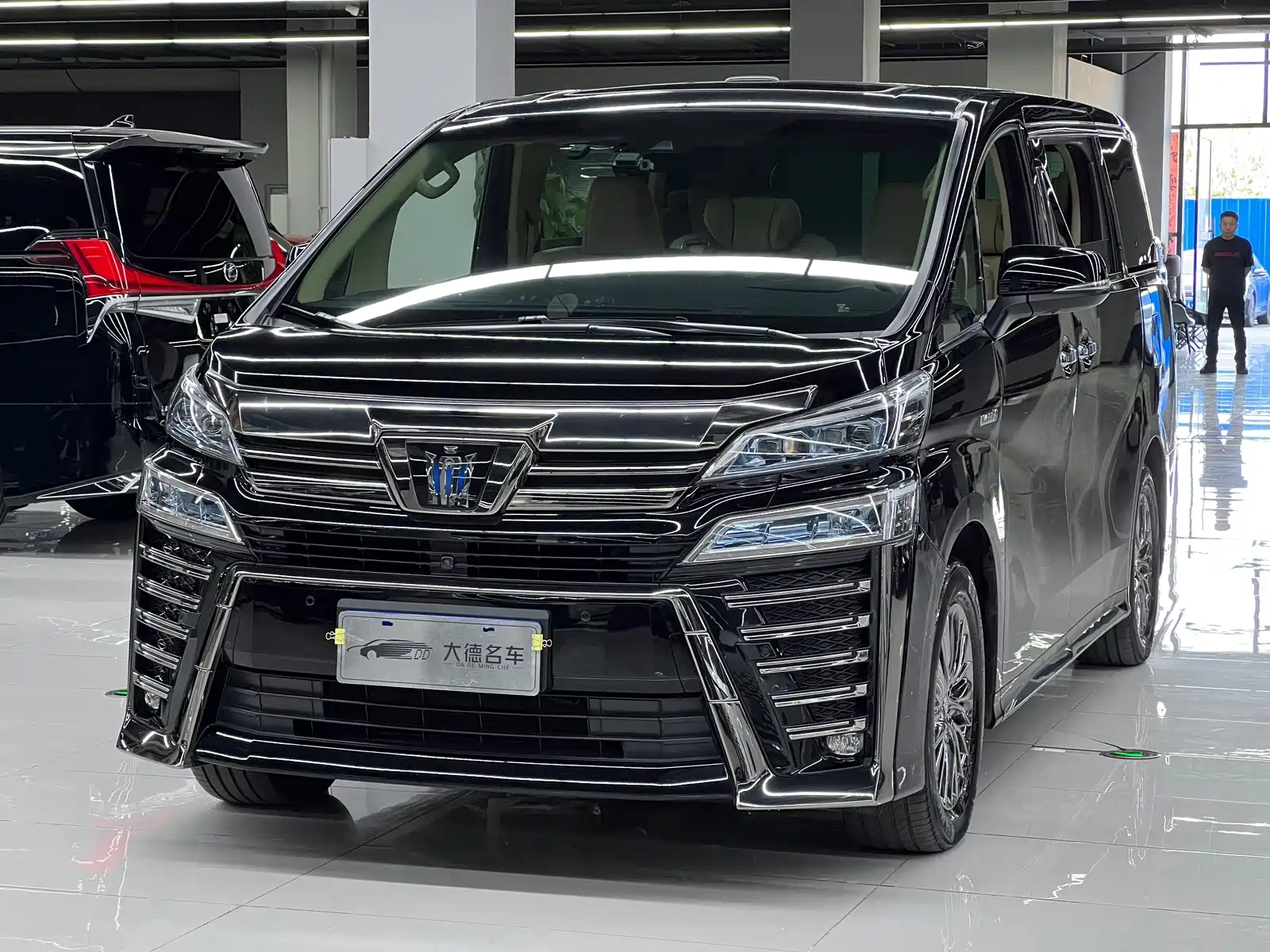 Фото 1 - Toyota Vellfire