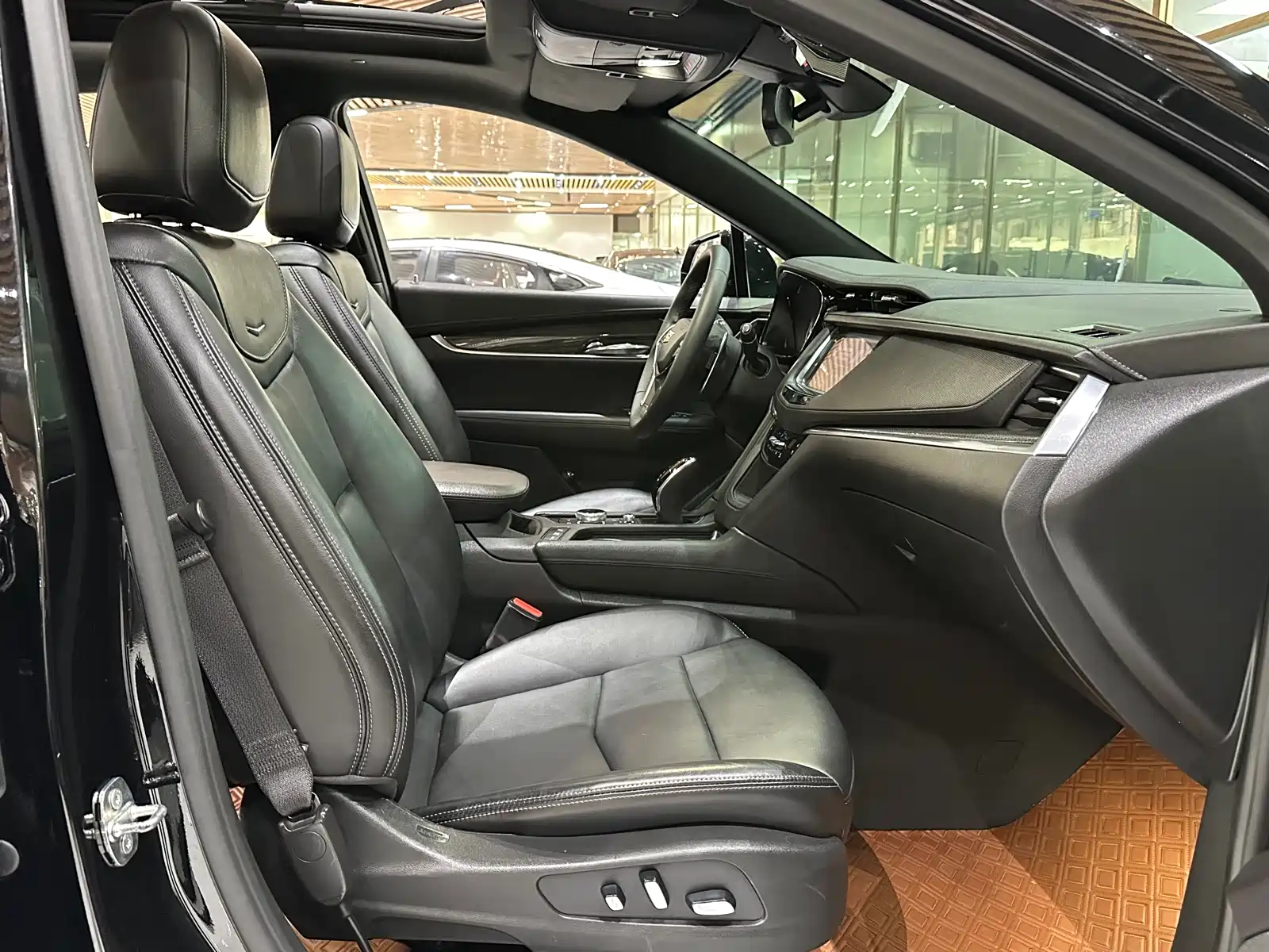 Фото 12 - Cadillac XT5