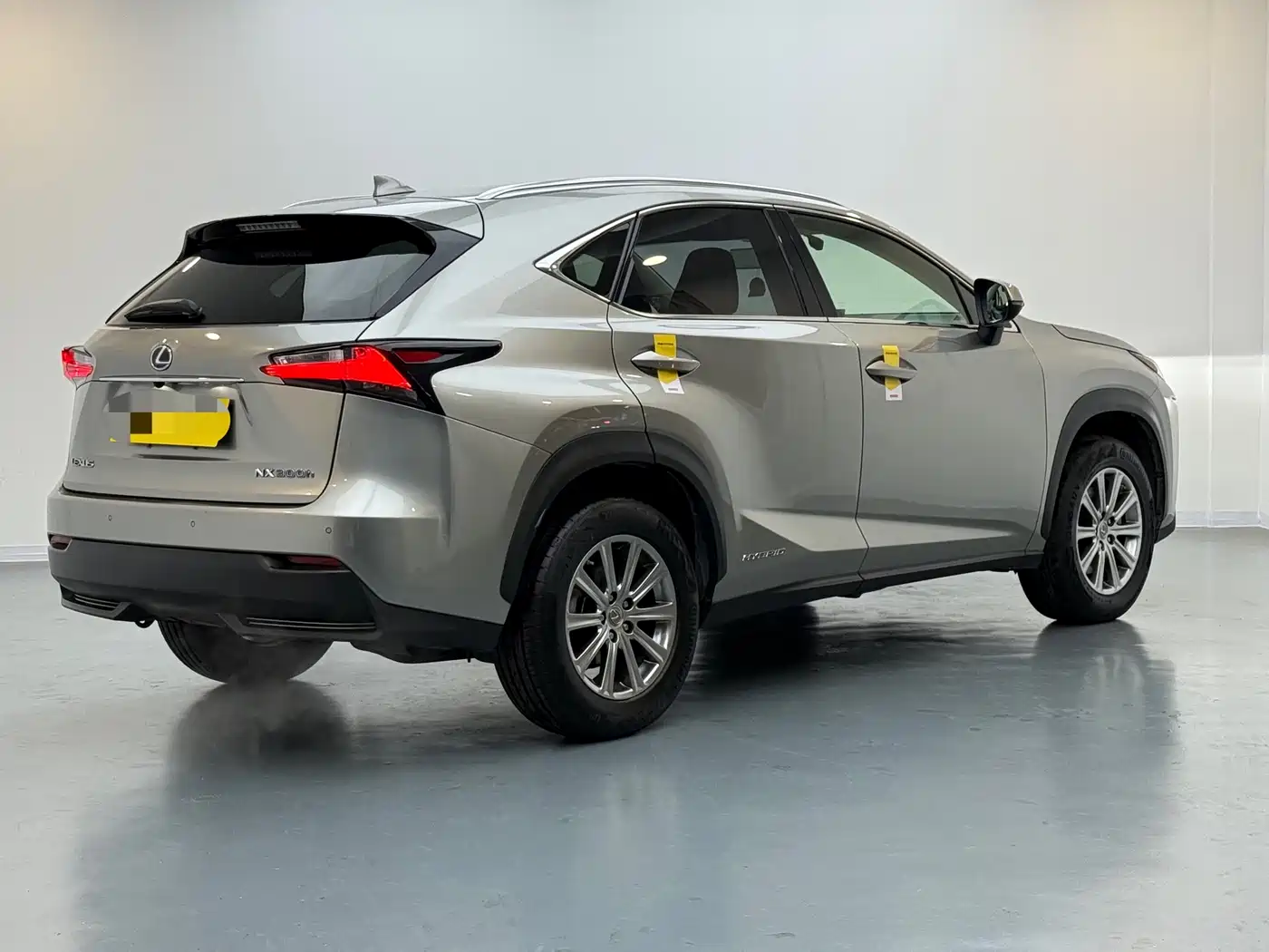 Lexus NX 2015 300h FWD Luxury фото 6