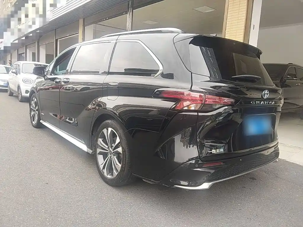 Фото 5 - Toyota Granvia