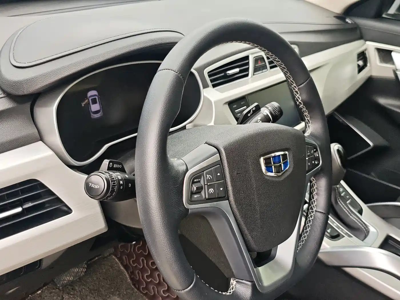 Фото 8 - Geely Atlas