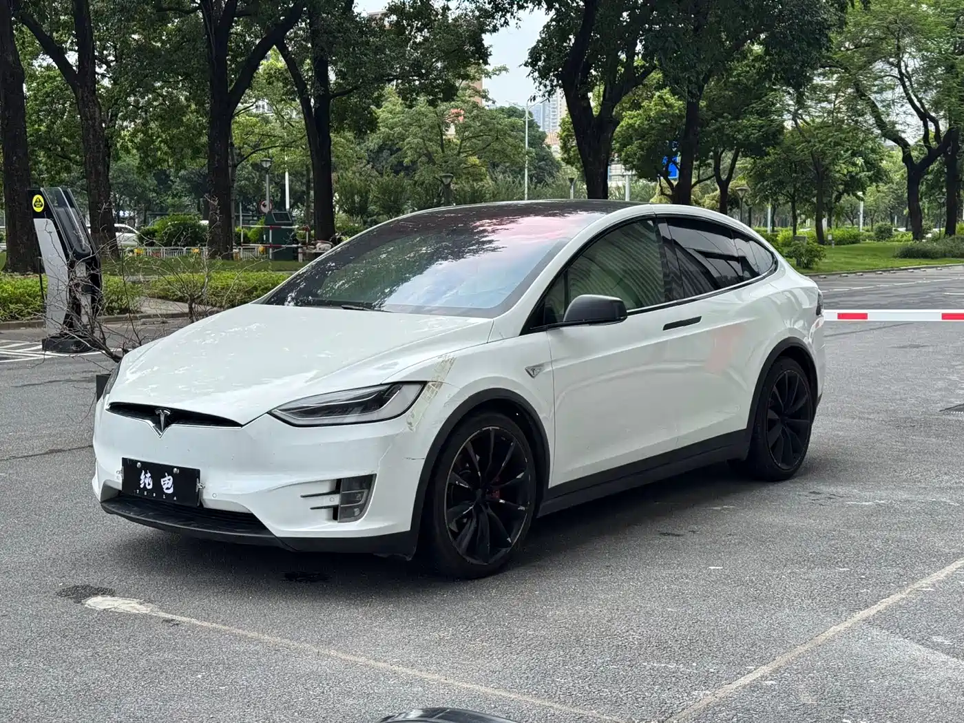 Фото 1 - Tesla Model X