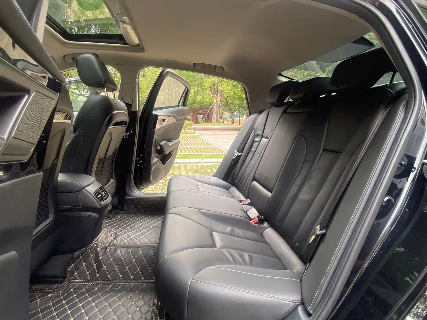 Фото 9 - Hongqi H5