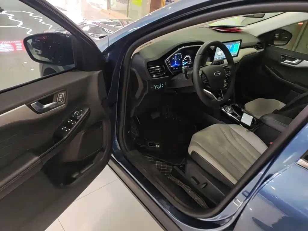 Photo 13 - Ford Escape