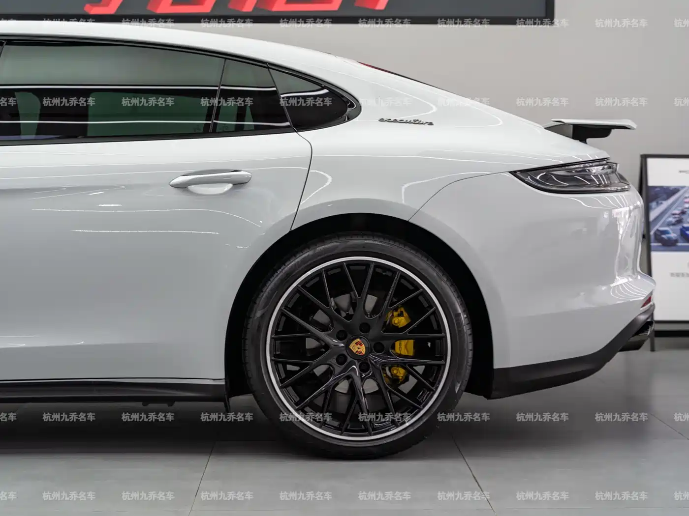 Porsche Panamera 2023 Panamera 4 Executive Long Wheelbase Platinum Edition 2.9T фото 10