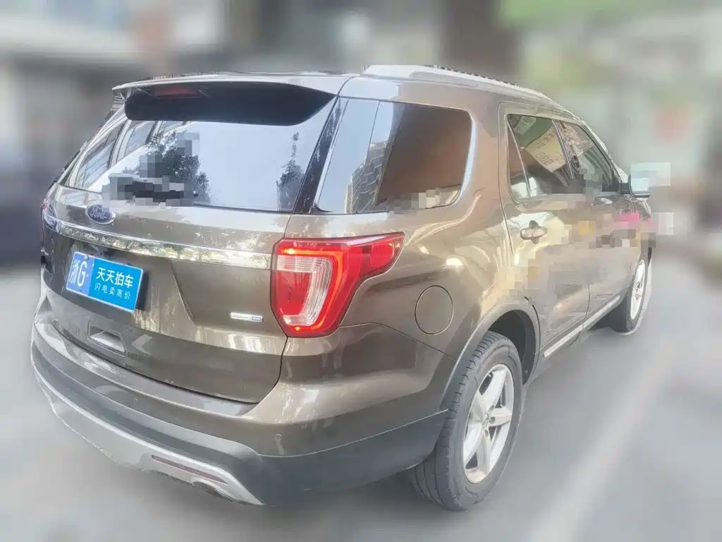 Photo 5 - Ford Explorer (Import)