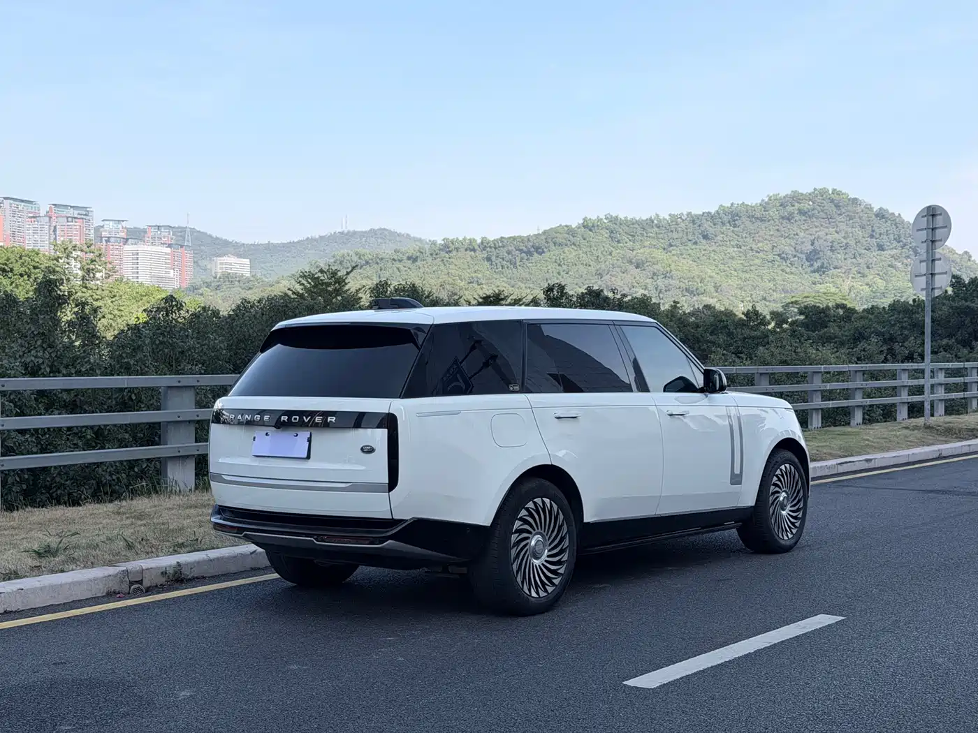 Land Rover Range Rover 2023 3.0 L6 400PS Genesis Extended Version фото 6