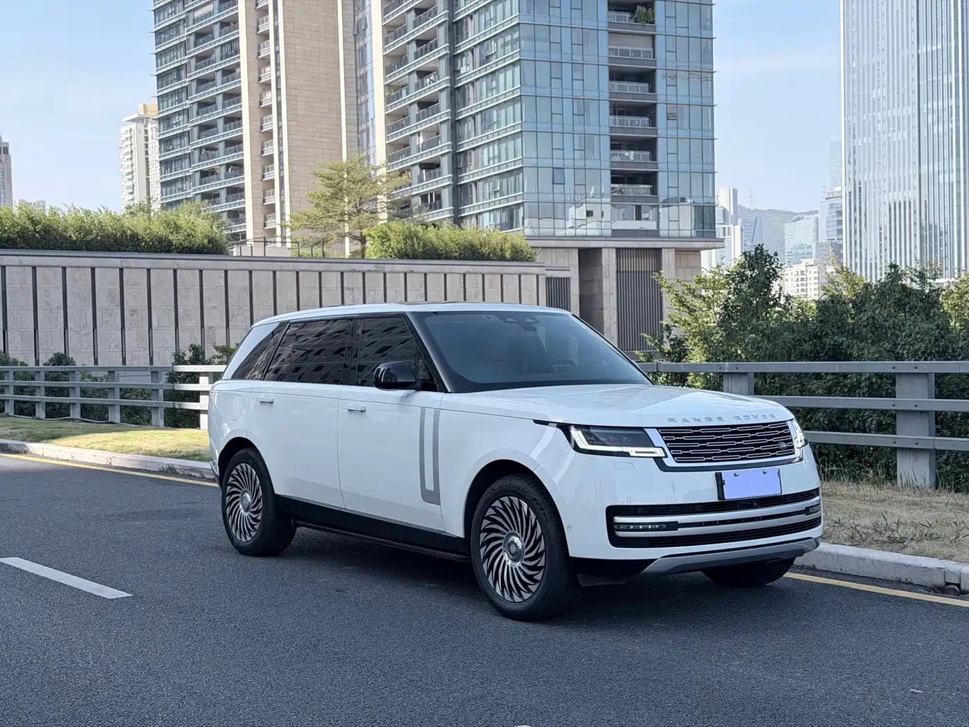 Land Rover Range Rover 2023 3.0 L6 400PS Genesis Extended Version фото 3