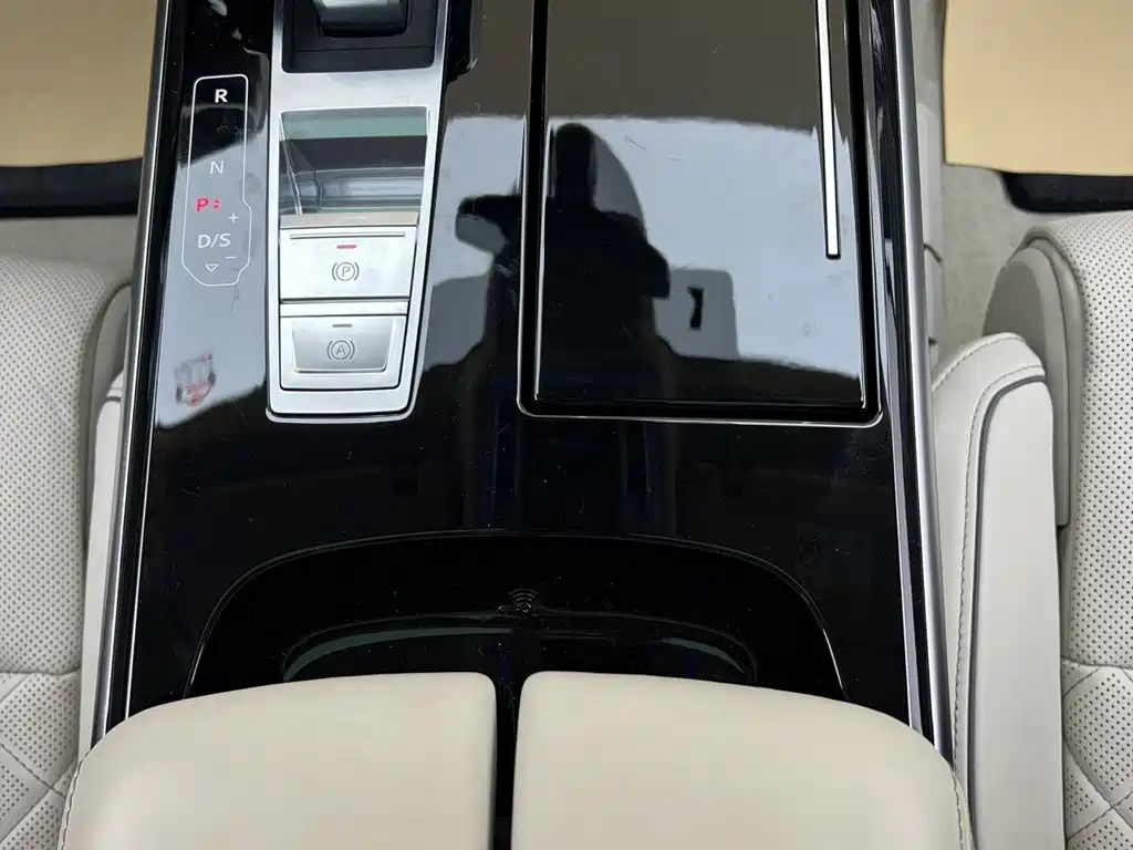 Photo 24 - Audi A8
