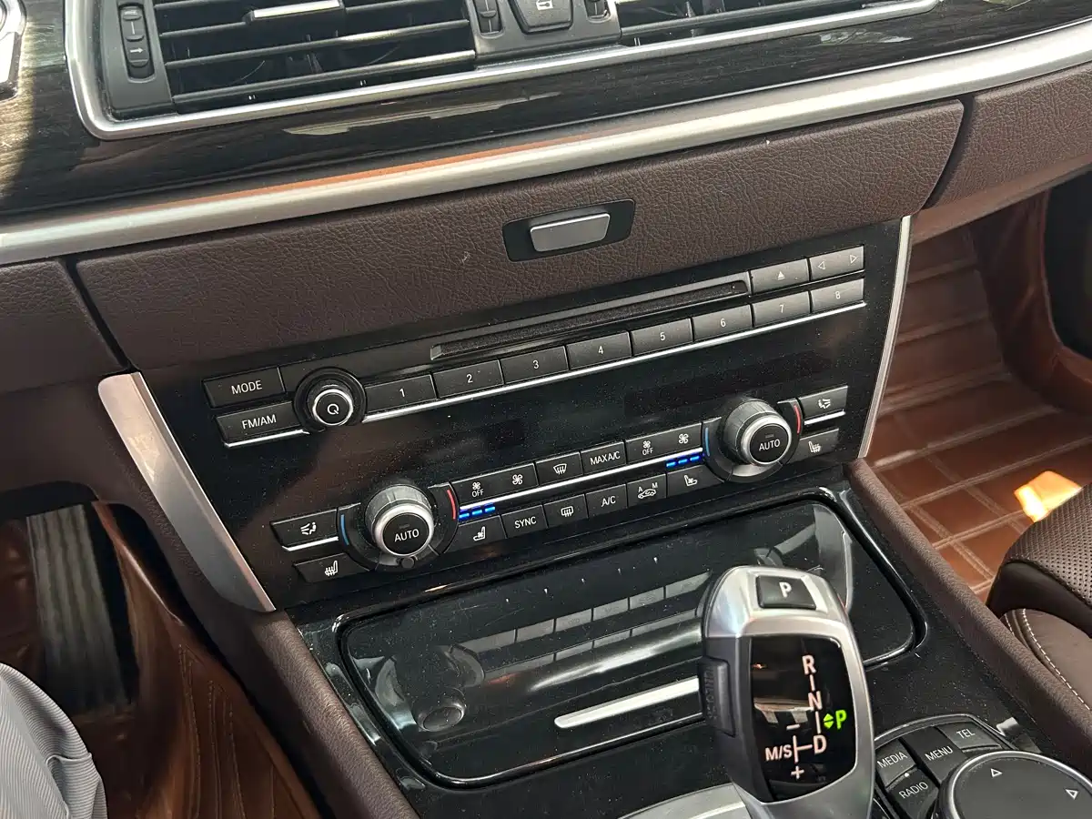 BMW 5 Series GT 2014 528i Luxury фото 20