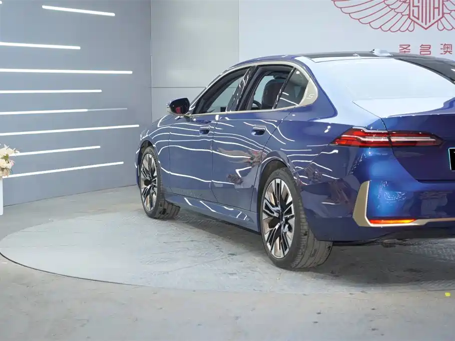 BMW 5 Series 2024 530Li Premium Luxury Package фото 5