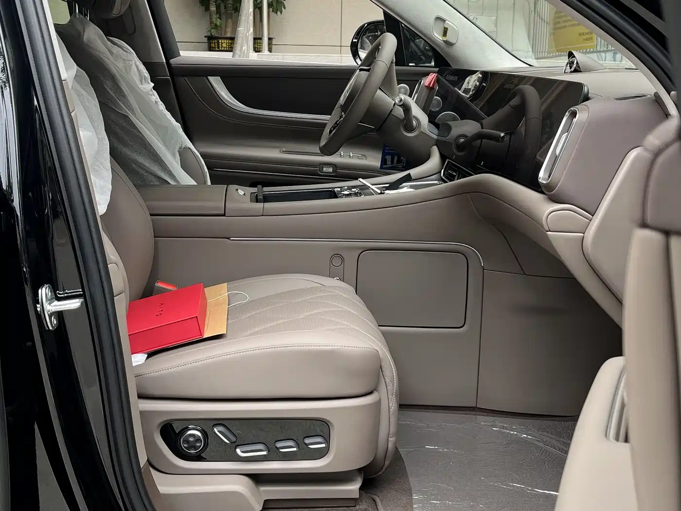 AITO Wenjie AITO M9 2025 Extended Range Ultra 52kWh 6-Seater фото 4
