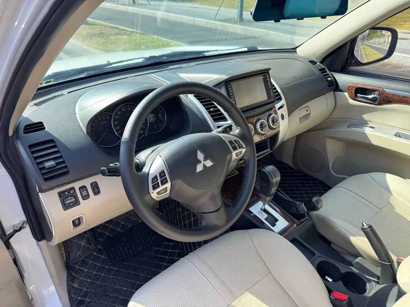Mitsubishi Pajero Sport 2013 3.0L Automatic 4WD Flagship фото 3