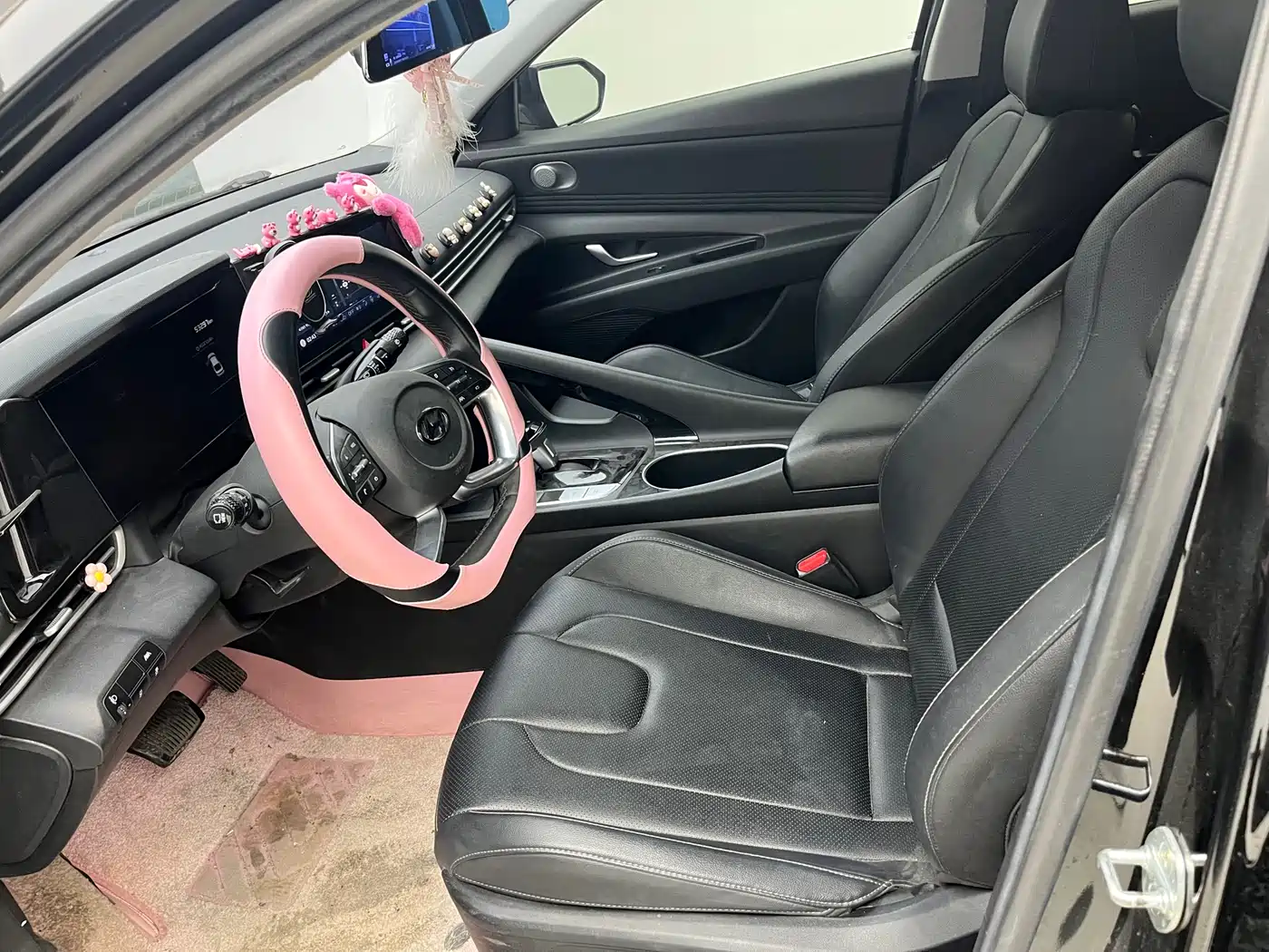 Hyundai Elantra 2022 1.5L CVT LUX Premium Edition фото 9