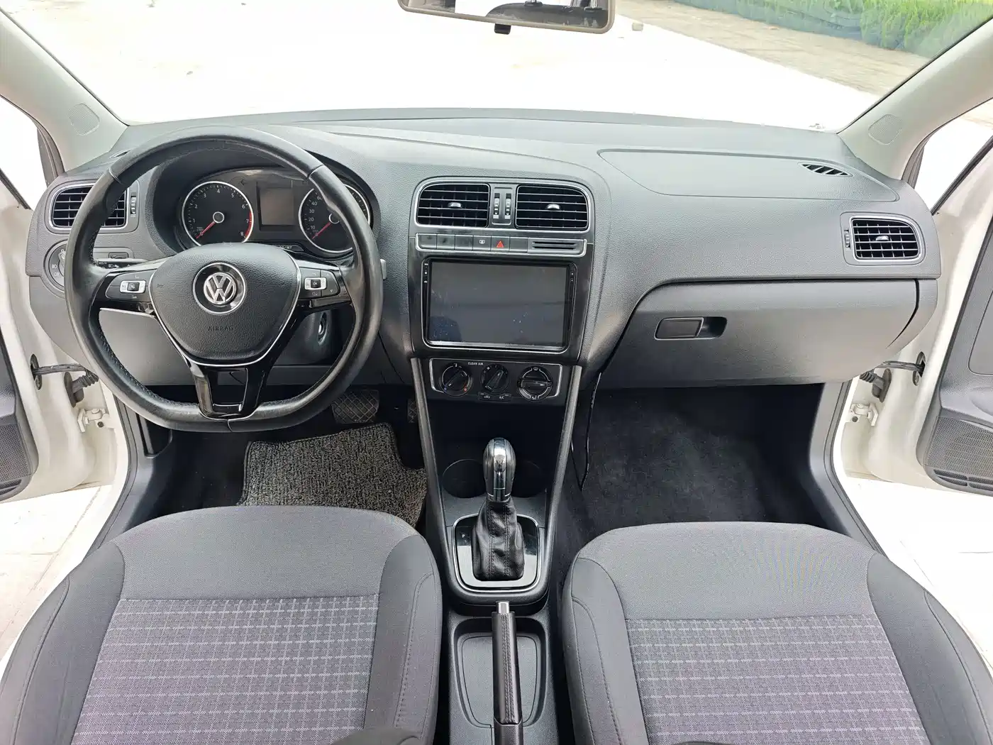 Volkswagen Polo 2016 1.6L Automatic Comfort фото 10