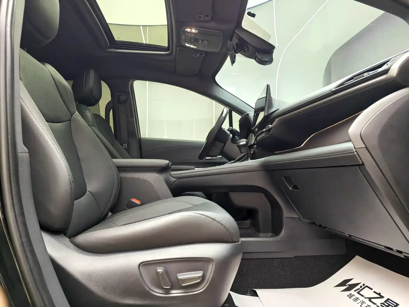 Toyota Sienna 2024 2.5L Hybrid Premium Edition фото 10