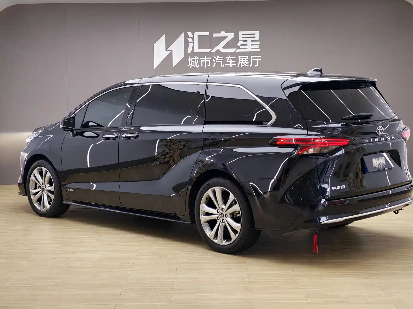 Toyota Sienna 2024 2.5L Hybrid Premium Edition фото 3