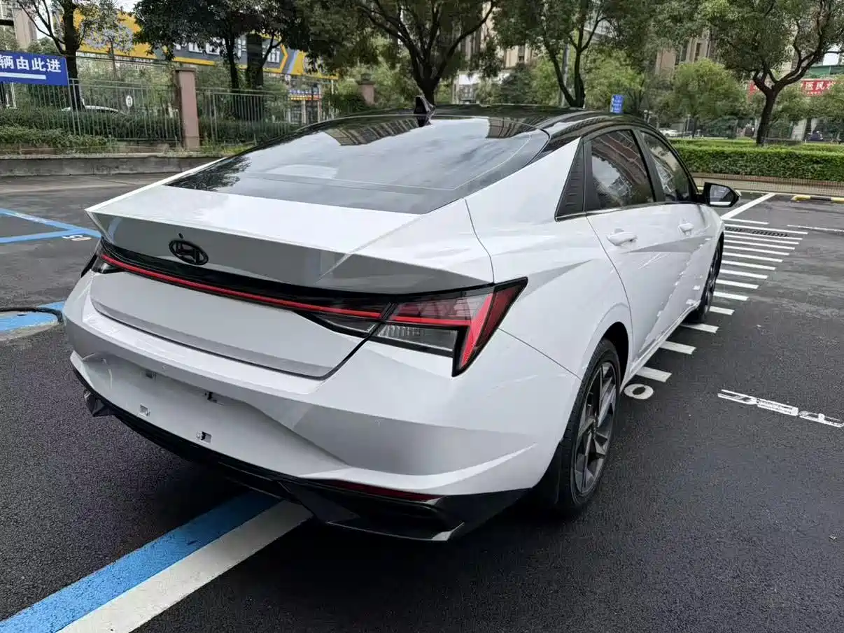 Hyundai Elantra 2022 1.5L CVT GLX Elite Edition фото 4