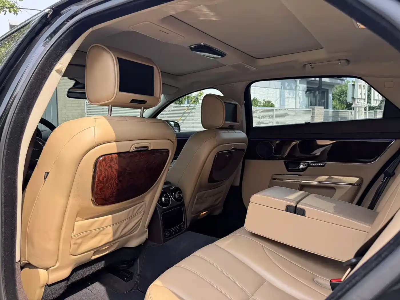 Photo 8 - Jaguar XJ