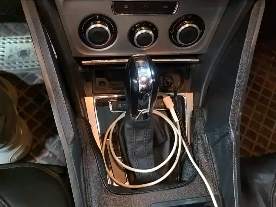 Volkswagen Lavida 2013 1.6L Automatic Comfort Edition фото 16