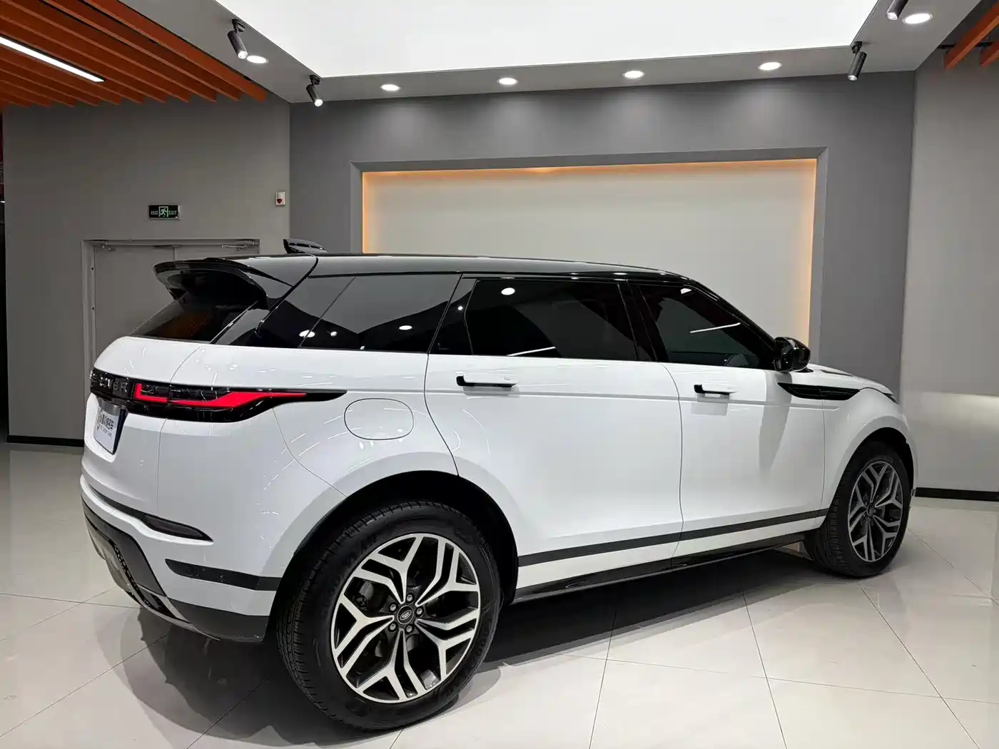 Land Rover Range Rover Evoque 2024 Range Rover Evoque L 249PS Light Master Edition фото 4