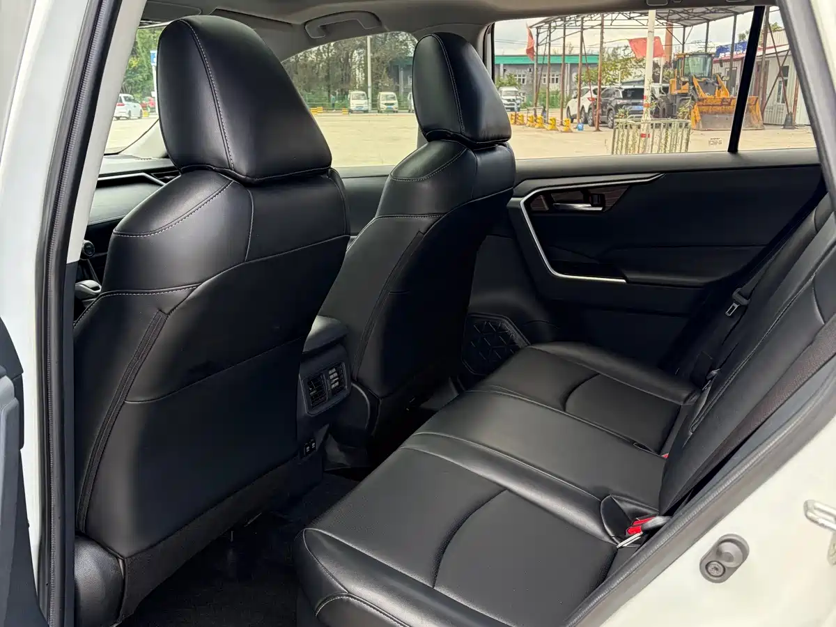 Фото 6 - Toyota RAV4