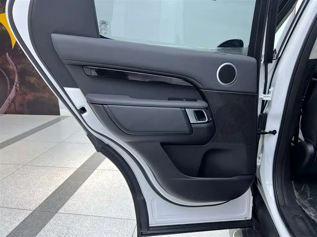 Land Rover Discovery 2017 3.0 SC V6 SE фото 28