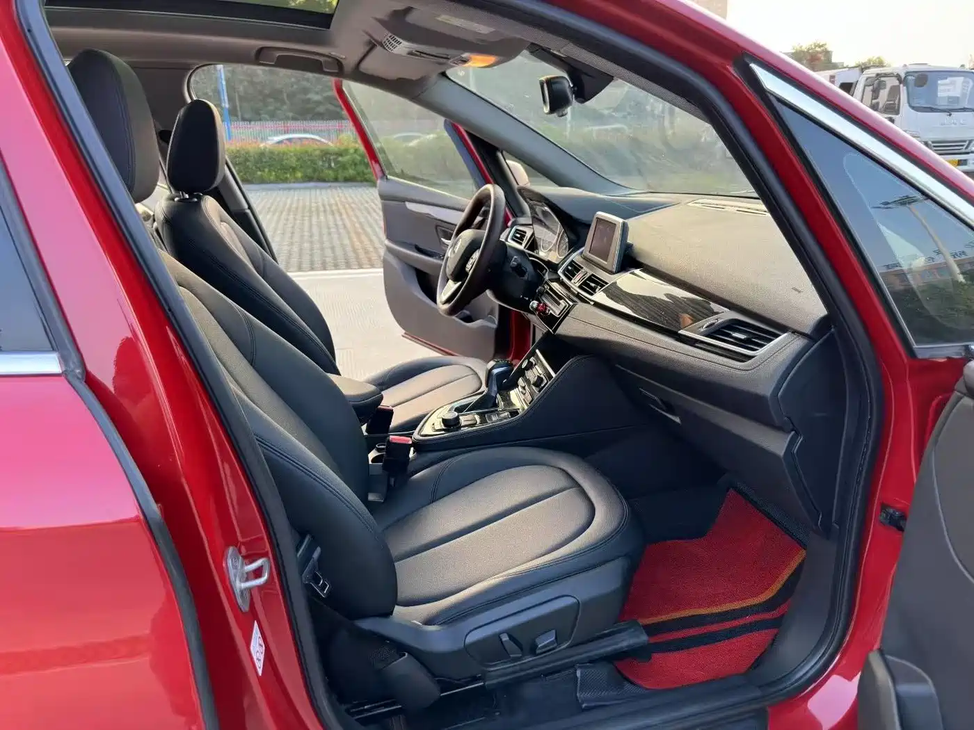 BMW 2 Series Touring 2016 218i Sport Design Package фото 9