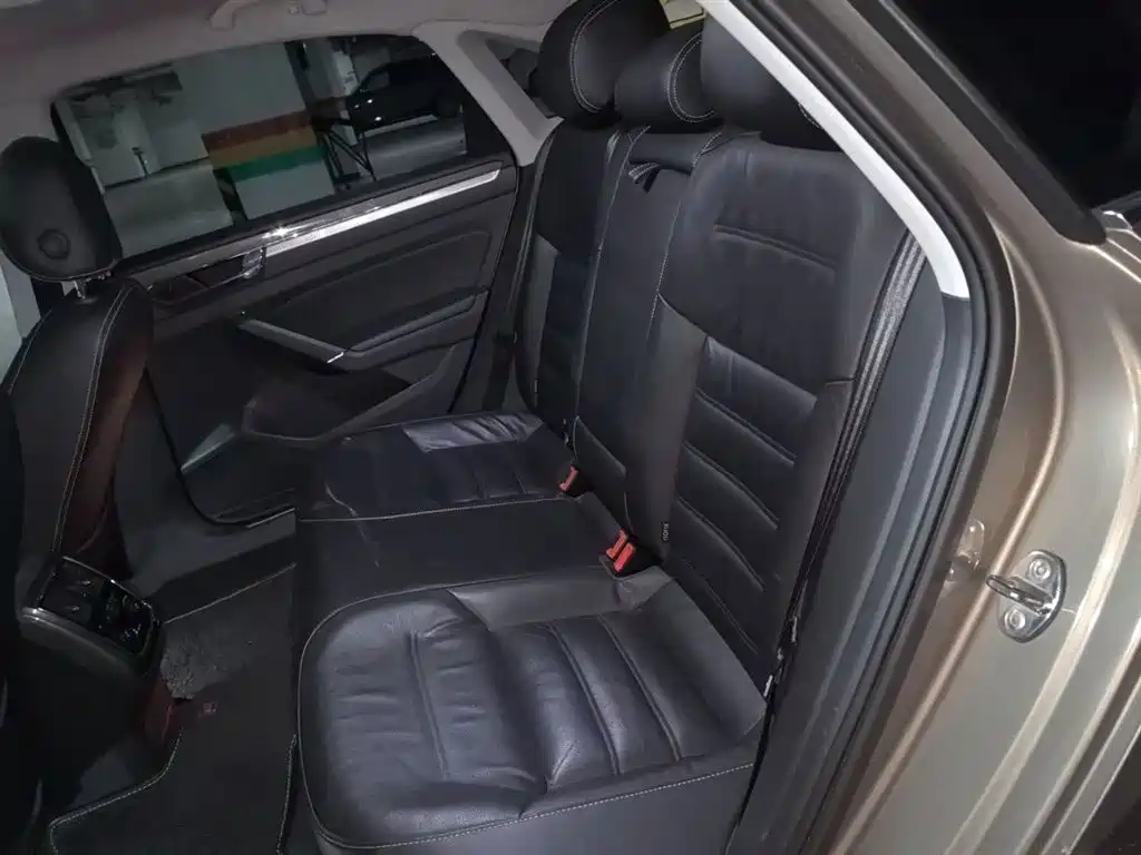 Volkswagen Passat 2016 330TSI DSG Executive Edition фото 14
