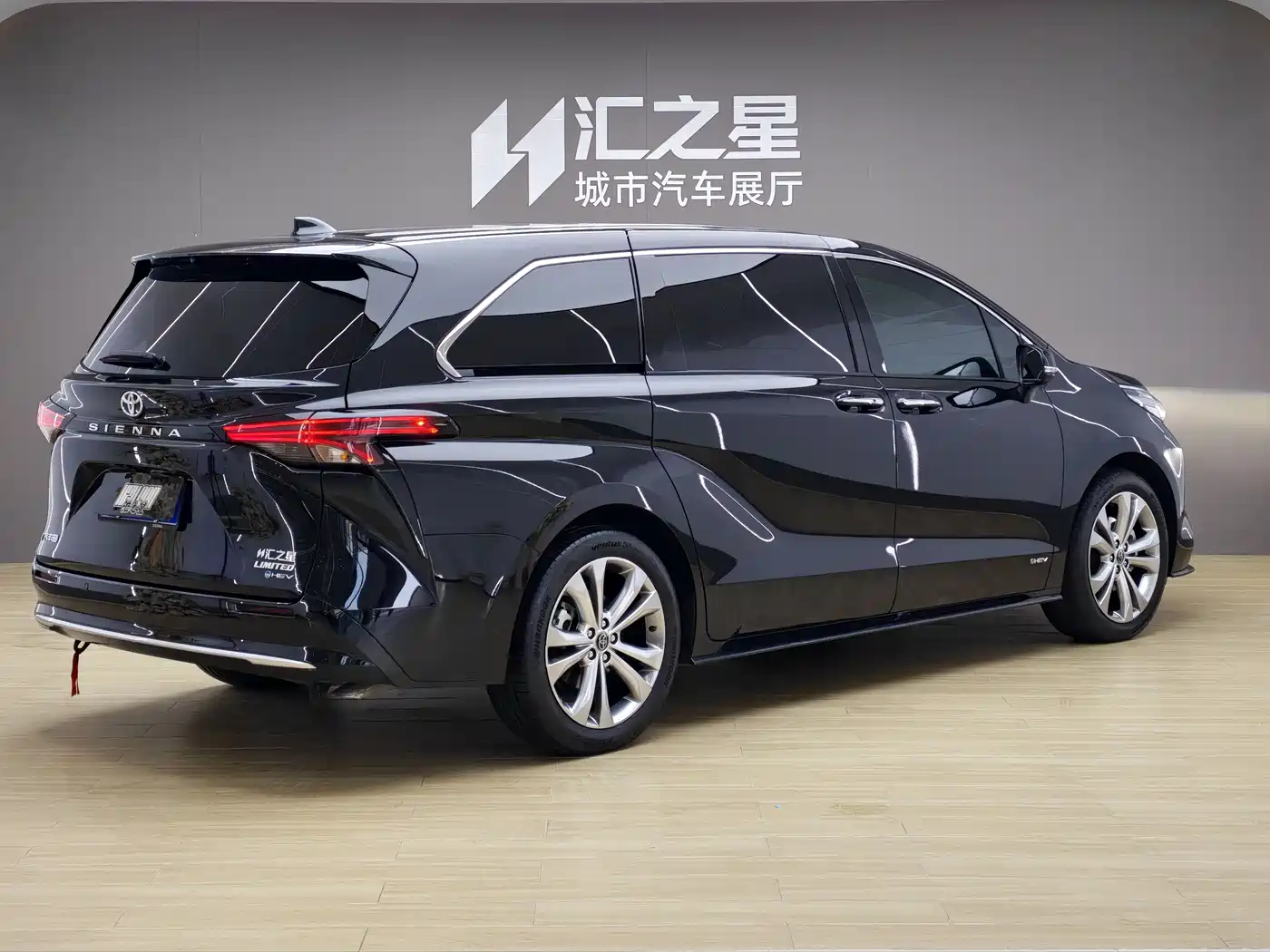 Toyota Sienna 2024 2.5L Hybrid Premium Edition фото 2
