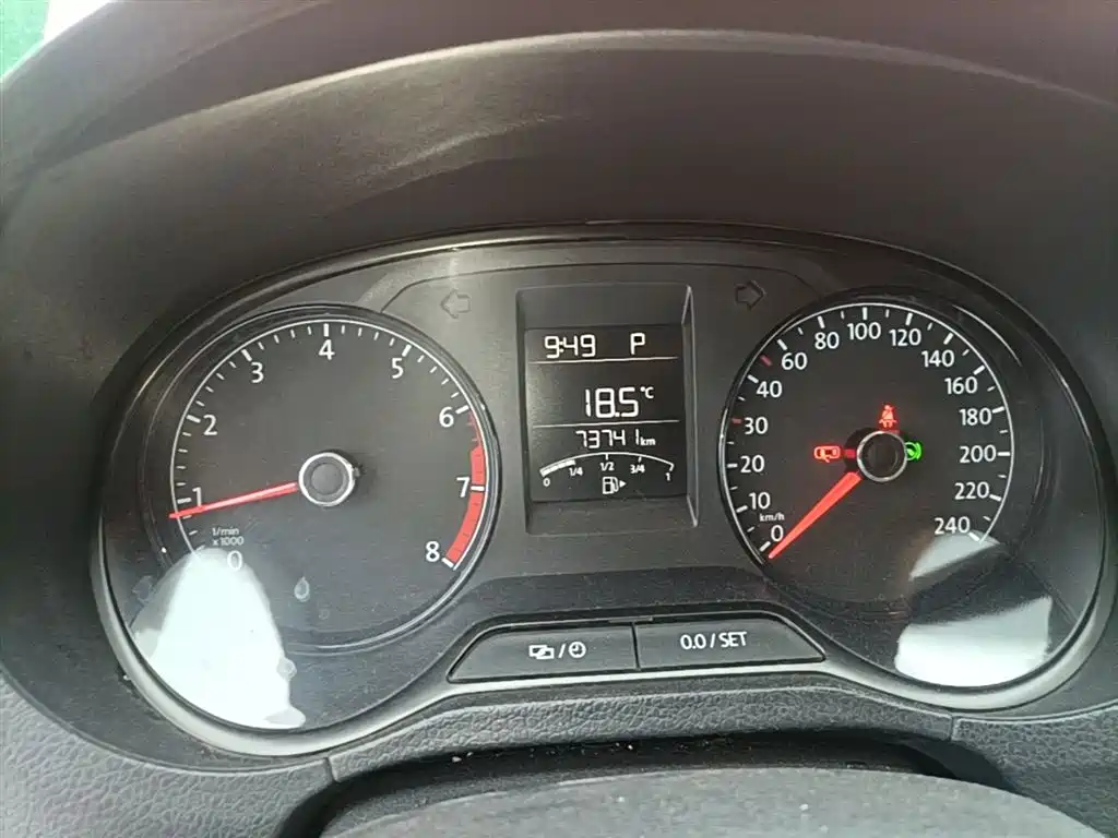 Volkswagen Polo 2016 1.4L Automatic Trend фото 12